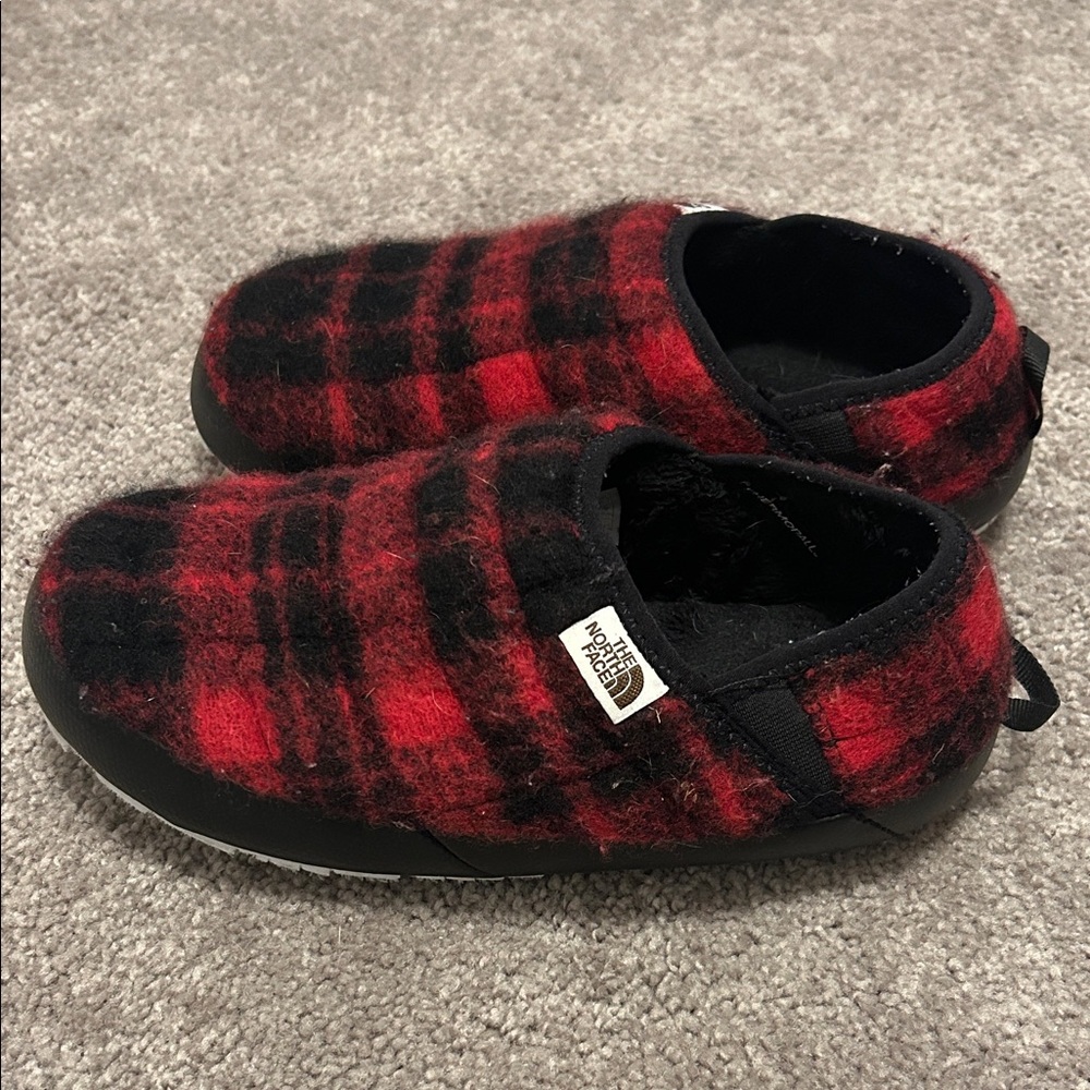 The North Face Black and Red Plaid Slippers sz:7